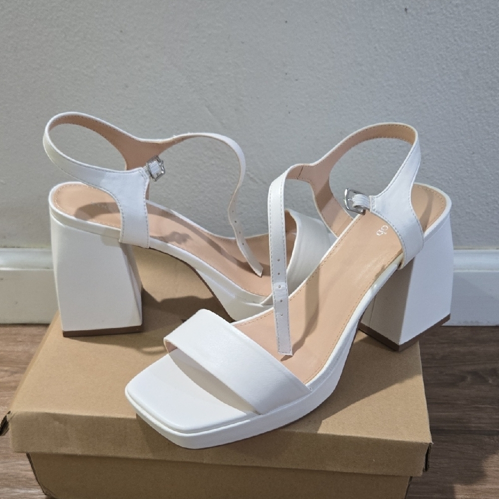 NWT Classic White Block Heel Sandals with Ankle Strap - Picture 6 of 6
